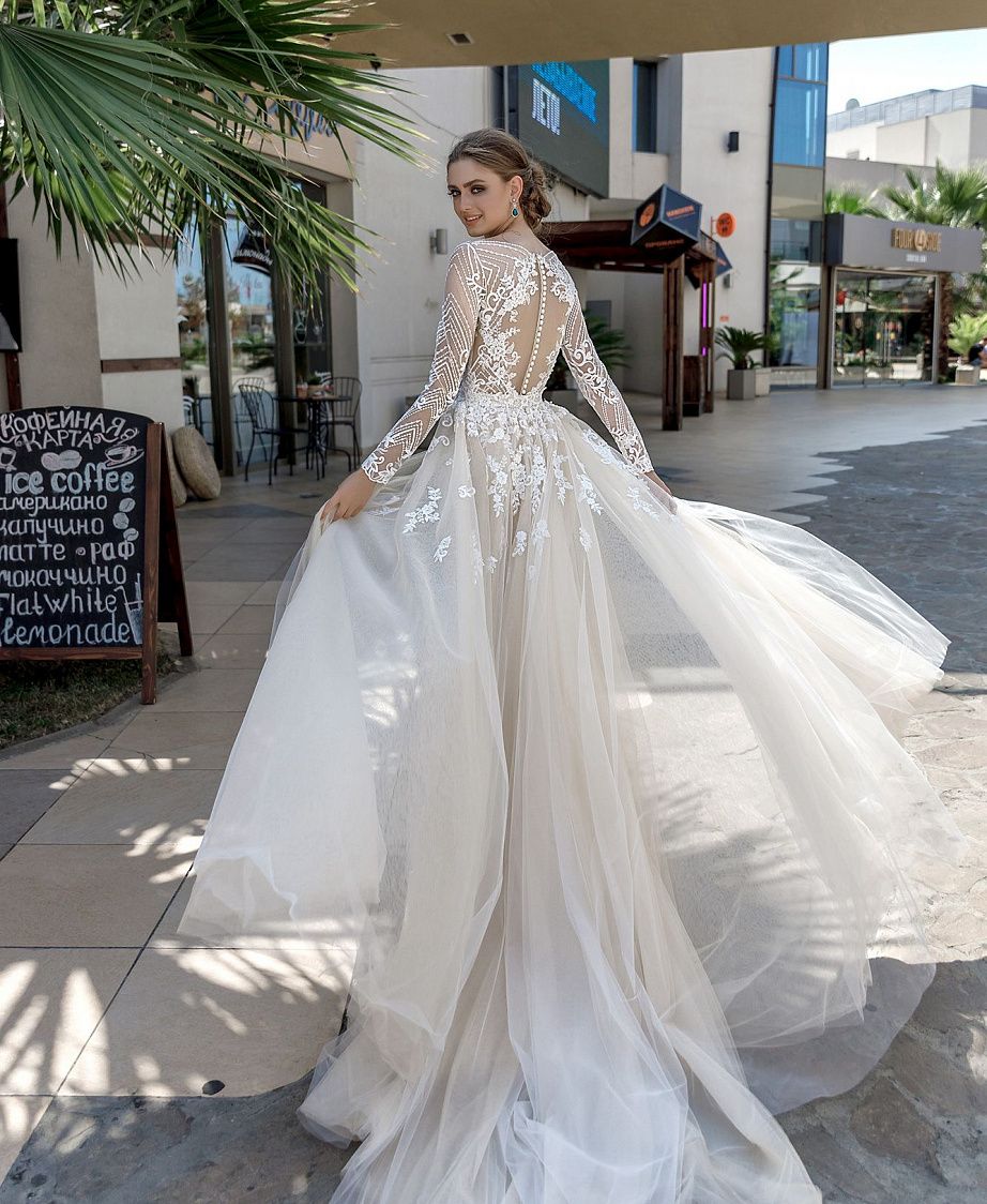 Свадебное платье с оригинальным кружевом и закрытыми плечами