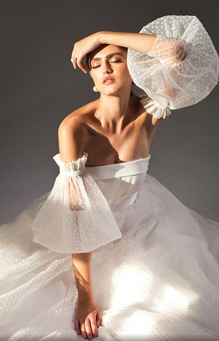 Свадебное платье cо съемными объемными рукавами в горошек фото