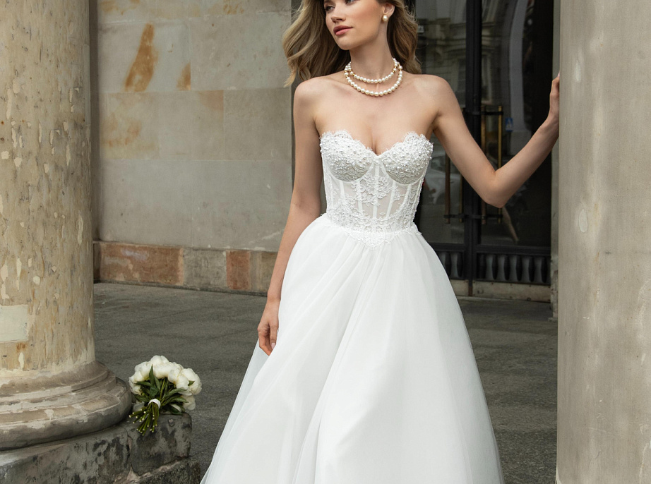 Свадебное платье с декольте в форме сердца фото