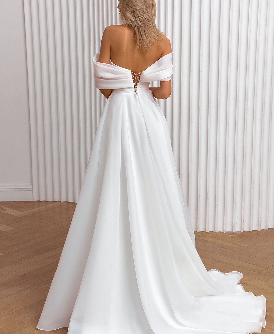 Свадебное платье из шифона с ассиметричными бретелями фото
