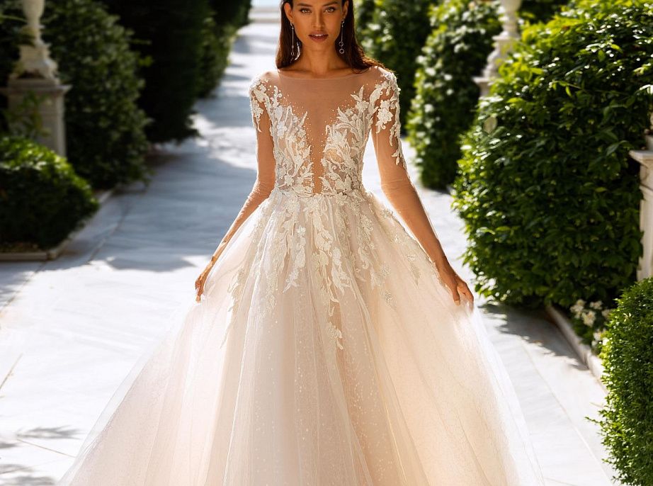 Кружевное свадебное платье с рукавами и открытой спиной фото