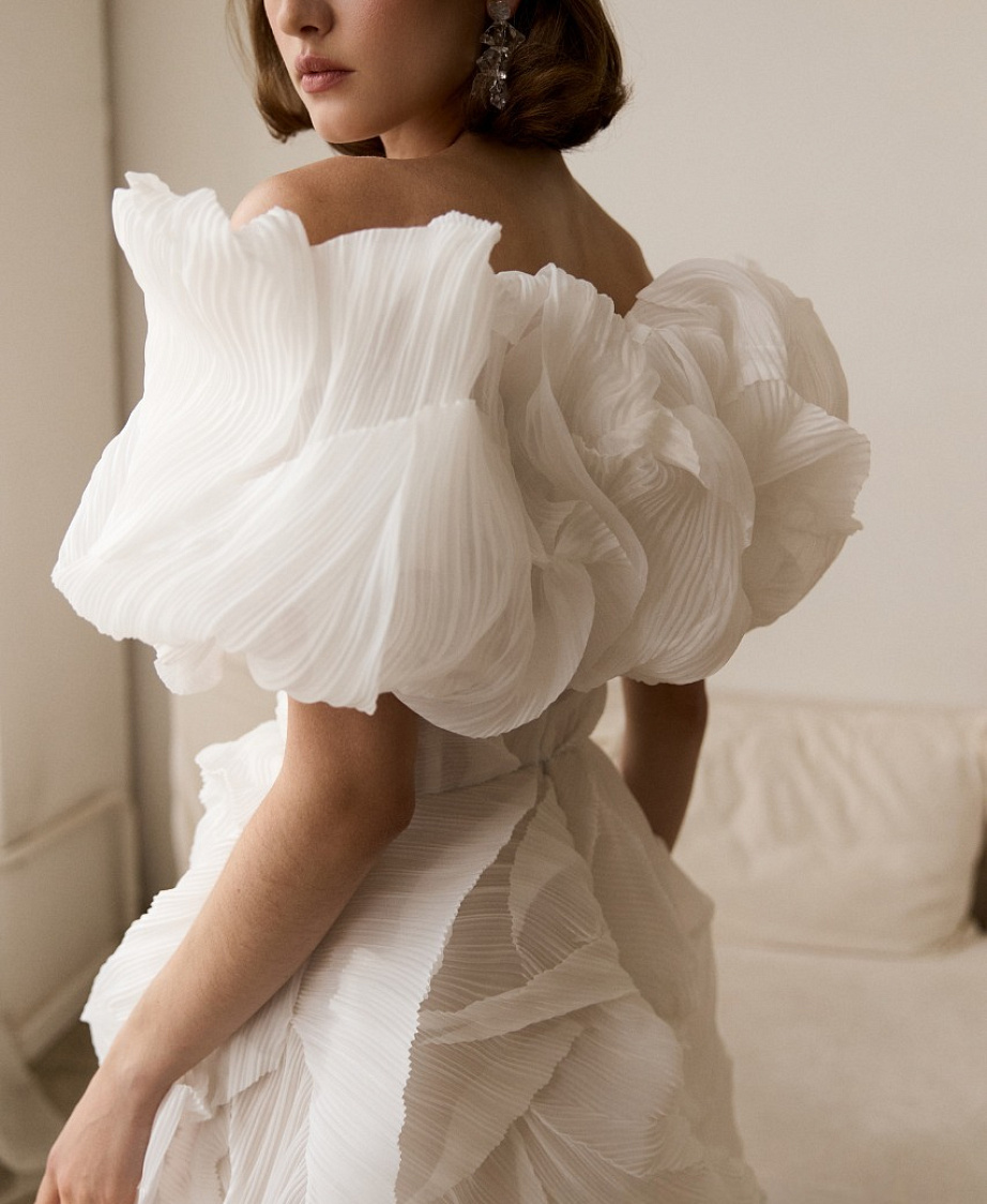 Стильное свадебное платье из дизайнерской ткани с болеро фото