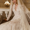 Закрытое кружевное свадебное платье cо шлейфом фото