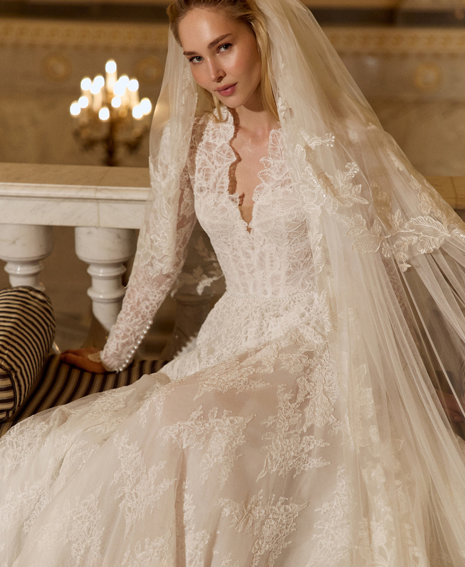 Закрытое кружевное свадебное платье cо шлейфом фото