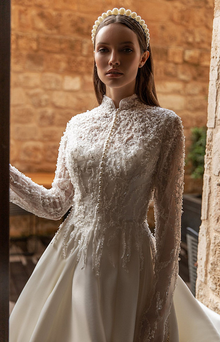 Атласное свадебное платье с расшитым болеро фото