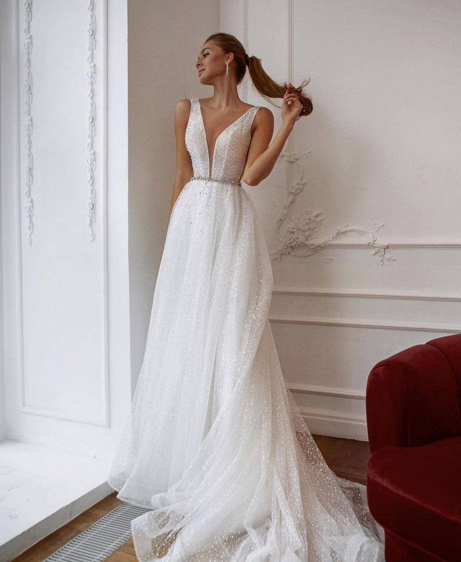 Легкое блестящее свадебное платье фото