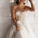Серебряное свадебное платье с вырезом в форме сердца фото