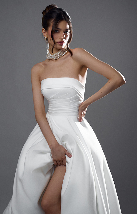 Лаконичное свадебное платье с открытыми плечами фото