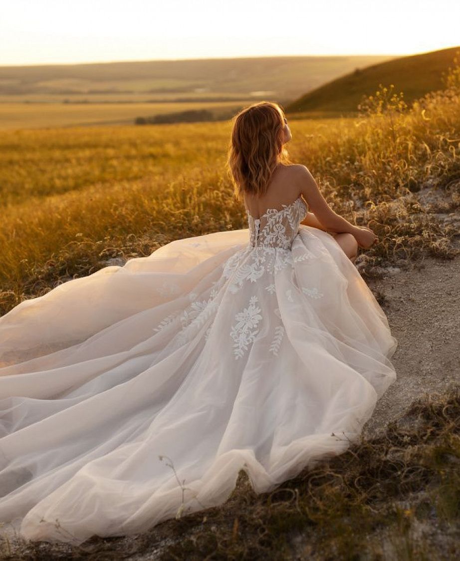 Кружевное свадебное платье с кейпом фото