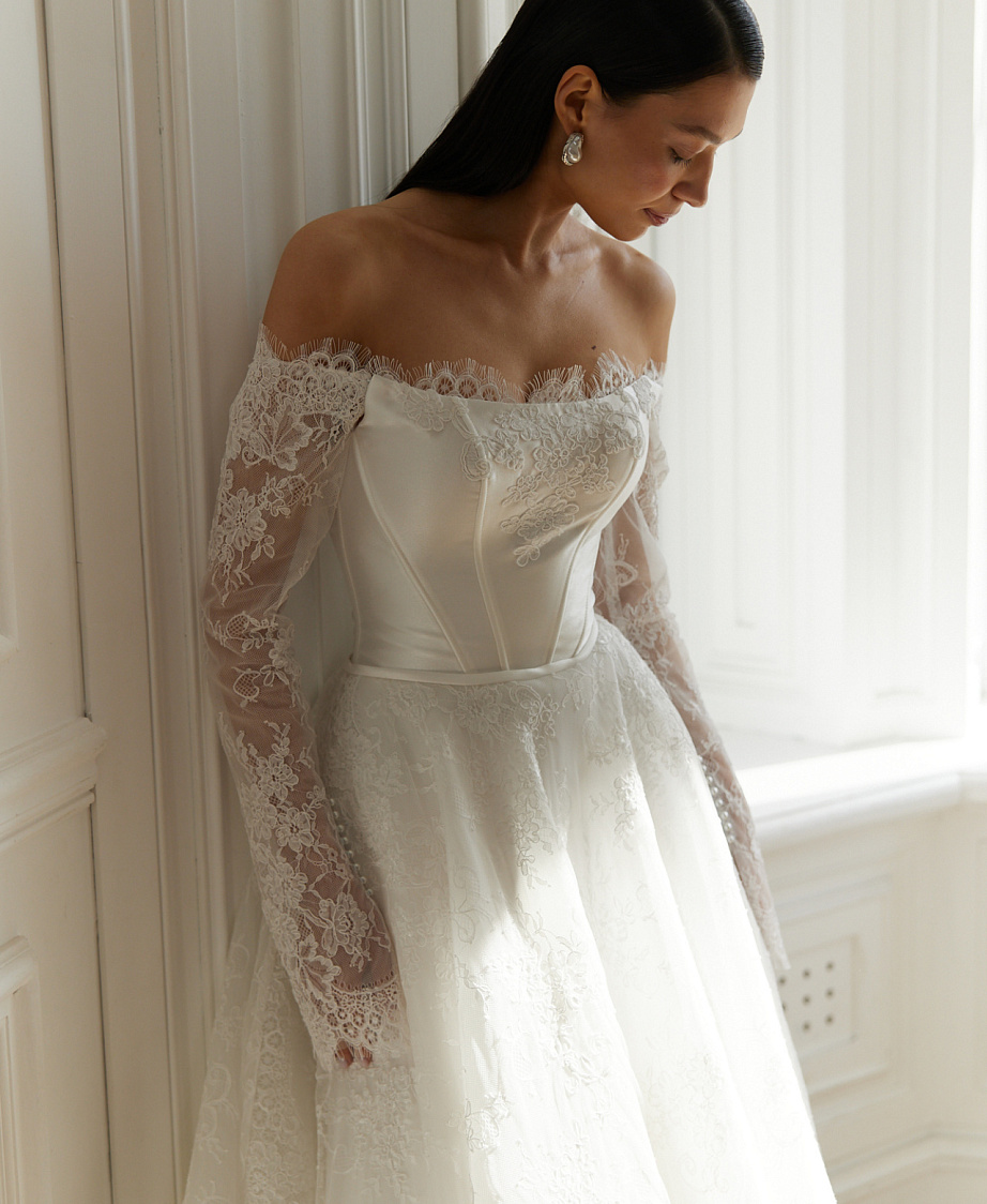 Кружевное свадебное платье с элементами атласа на корсете фото