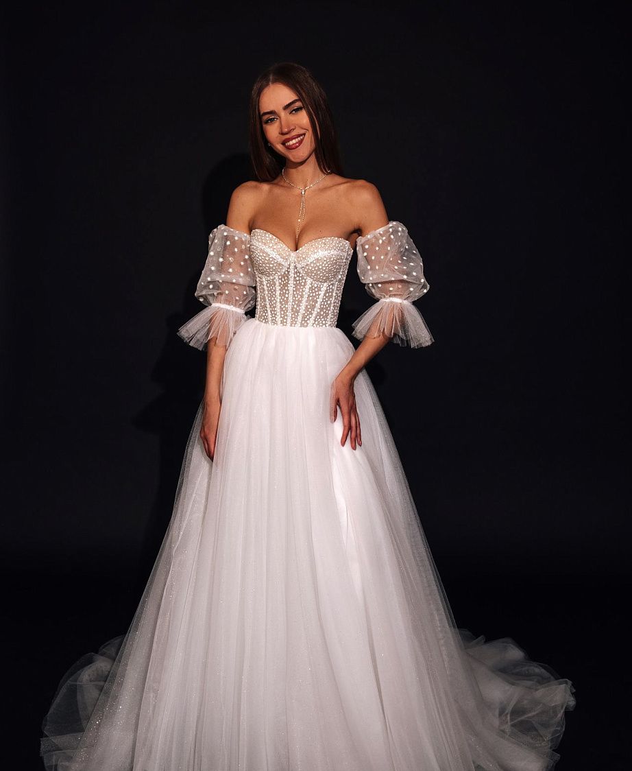 Легкое свадебное платье с корсетом и открытым верхом фото