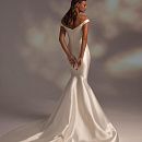 Атласное свадебное платье русалка с красивым шлейфом фото