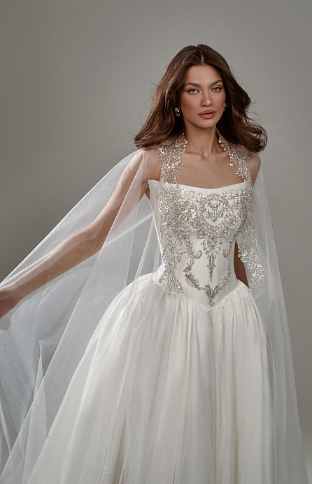 Пышное платье с расшитым корсетом фото