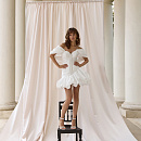 Короткое свадебное платье на шнуровке с объемной юбкой  фото