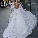 Мерцающее свадебное платье с объемными рукавами фото