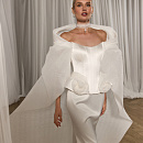 Атласный комплект c кейпом из дизайнерской ткани фото