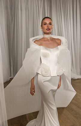 Атласный комплект c кейпом из дизайнерской ткани фото