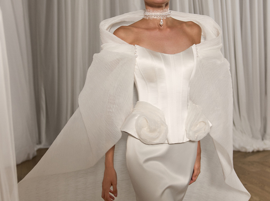 Атласный комплект c кейпом из дизайнерской ткани фото