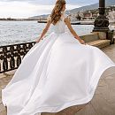 Атласное свадебное платье с расшитыми плечиками фото