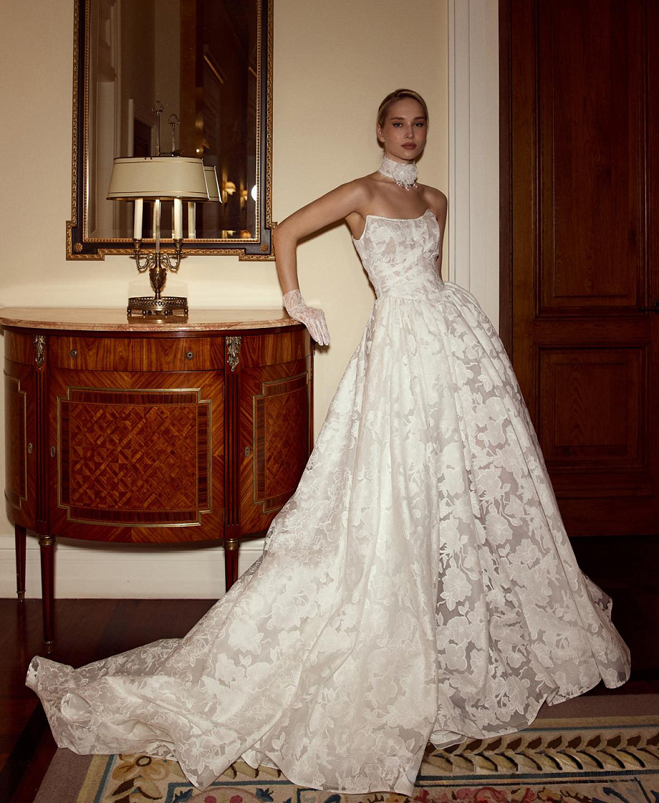 Роскошное свадебное платье из авторского кружева фото