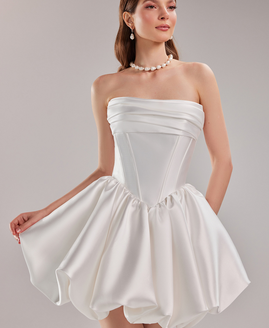 Короткое свадебное платье из микадо с пышной юбкой фото