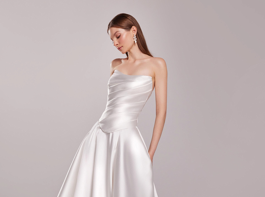 Пышное свадебное платье из микадо с драпировкой на корсете фото