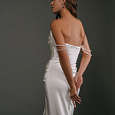Атласное свадебное платье с жемчужными беретльками фото