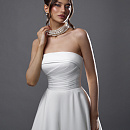 Лаконичное свадебное платье с открытыми плечами фото