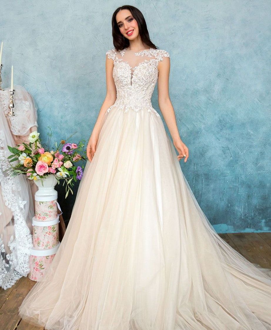 Свадебное платье с фатиновой юбкой цвета айвори