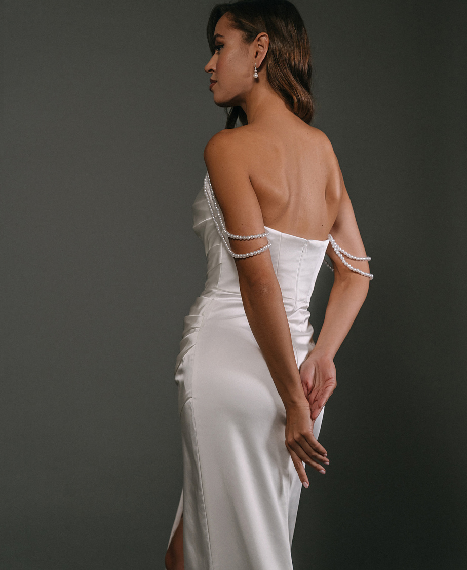 Атласное свадебное платье с жемчужными беретльками фото