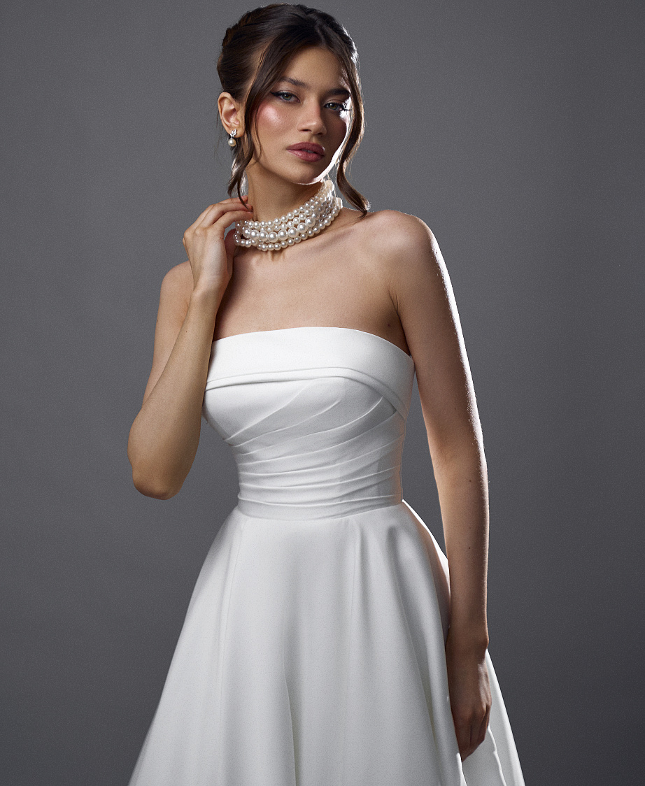 Лаконичное свадебное платье с открытыми плечами фото