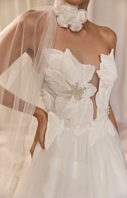 Эффектное свадебное платье с декором в виде цветов с жемчугом фото