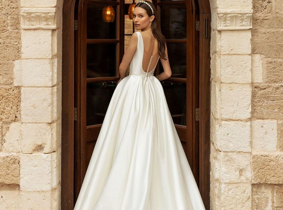 Атласное свадебное платье с открытой спиной фото