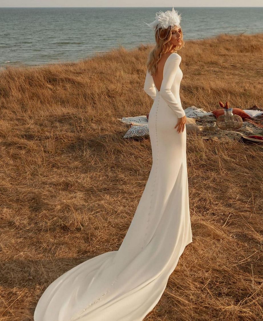Облегающее атласное платье в стиле минимализм фото