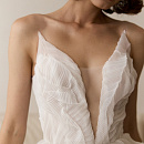 Стильное свадебное платье из дизайнерской ткани с болеро фото