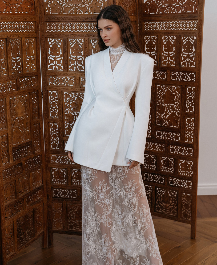 свадебный комплект из жакета и прозрачного кружевного платья  фото
