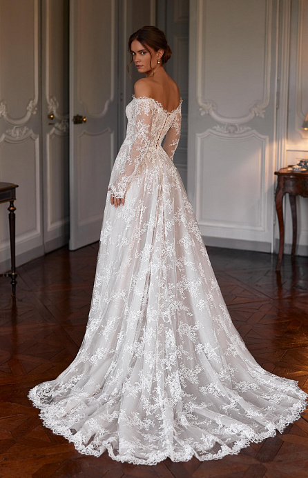 Кружевное свадебное платье с рукавами и шлейфом фото