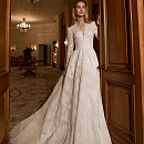 Закрытое кружевное свадебное платье cо шлейфом фото