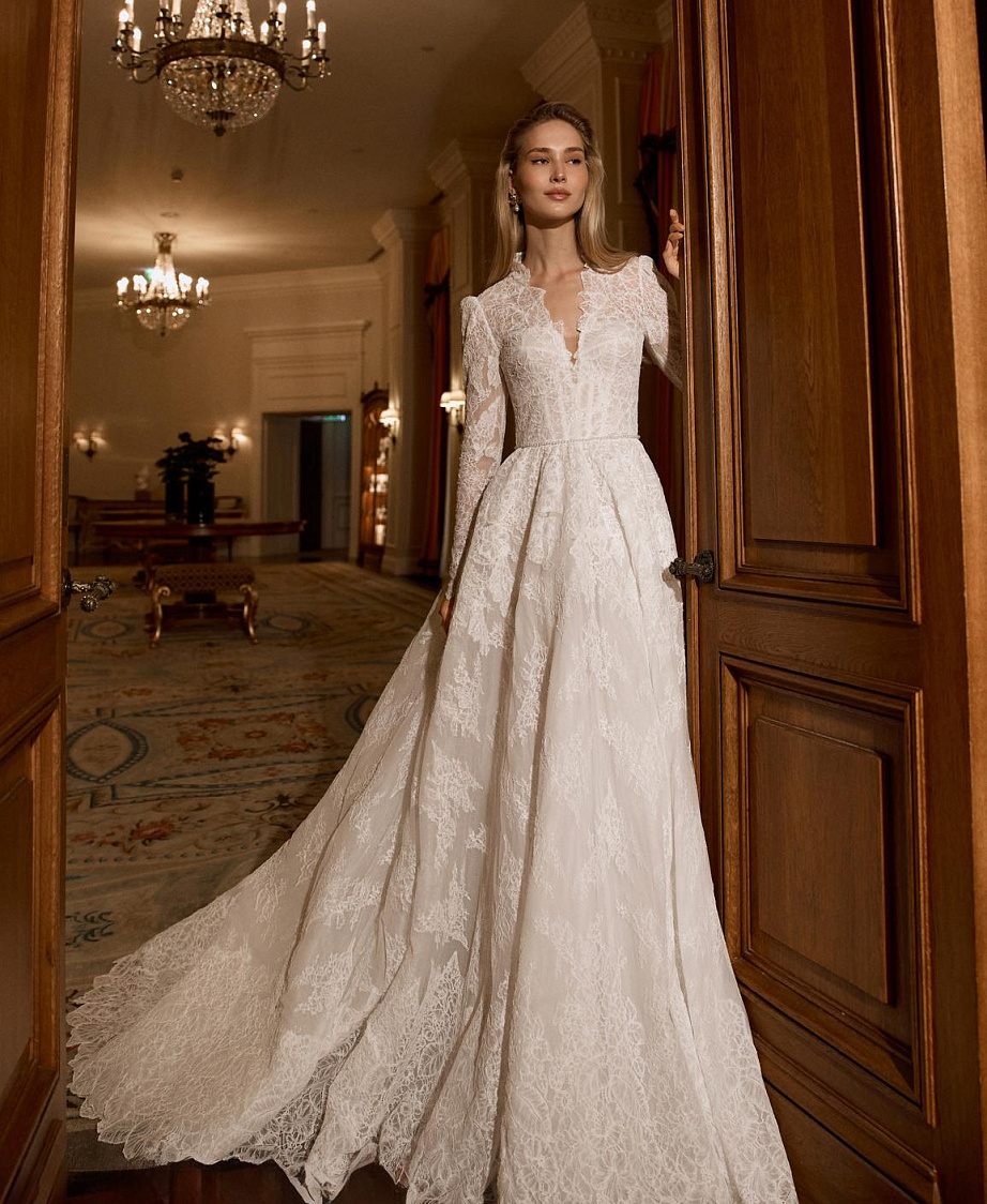 Закрытое кружевное свадебное платье cо шлейфом фото