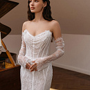 Кружевное свадебное платье c с декором из бус по корсету фото