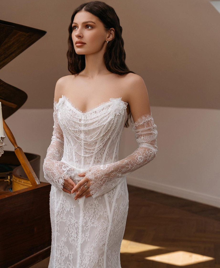 Кружевное свадебное платье c с декором из бус по корсету фото