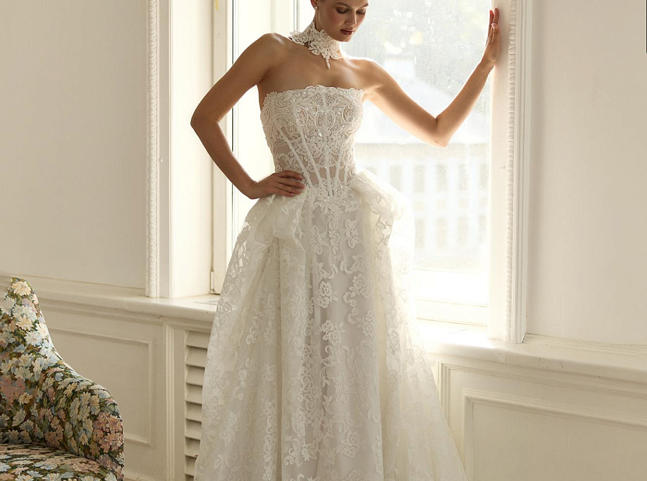 Роскошное кружевное свадебное платье с чокером фото