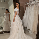 Роскошное свадебное платье с объемными цветами фото