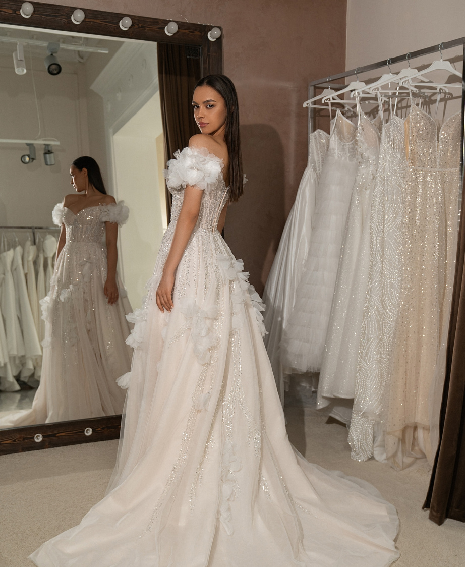 Роскошное свадебное платье с объемными цветами фото