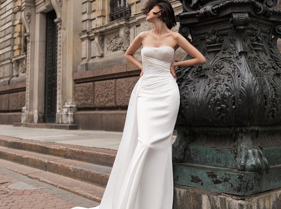 Атласное свадебное платье со сверкающим декором фото