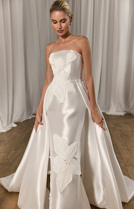 Элегантное платье из микадо с декором из цветов и съемным шлейфом фото