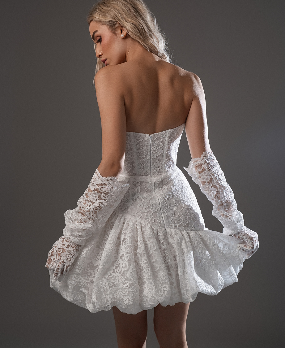 Короткое кружевное свадебное платье с перчатками и объемной юбкой фото