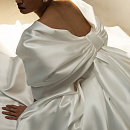 Атласное свадебное платье с объемным бантом фото