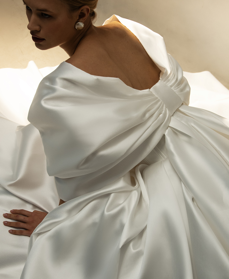 Атласное свадебное платье с объемным бантом фото