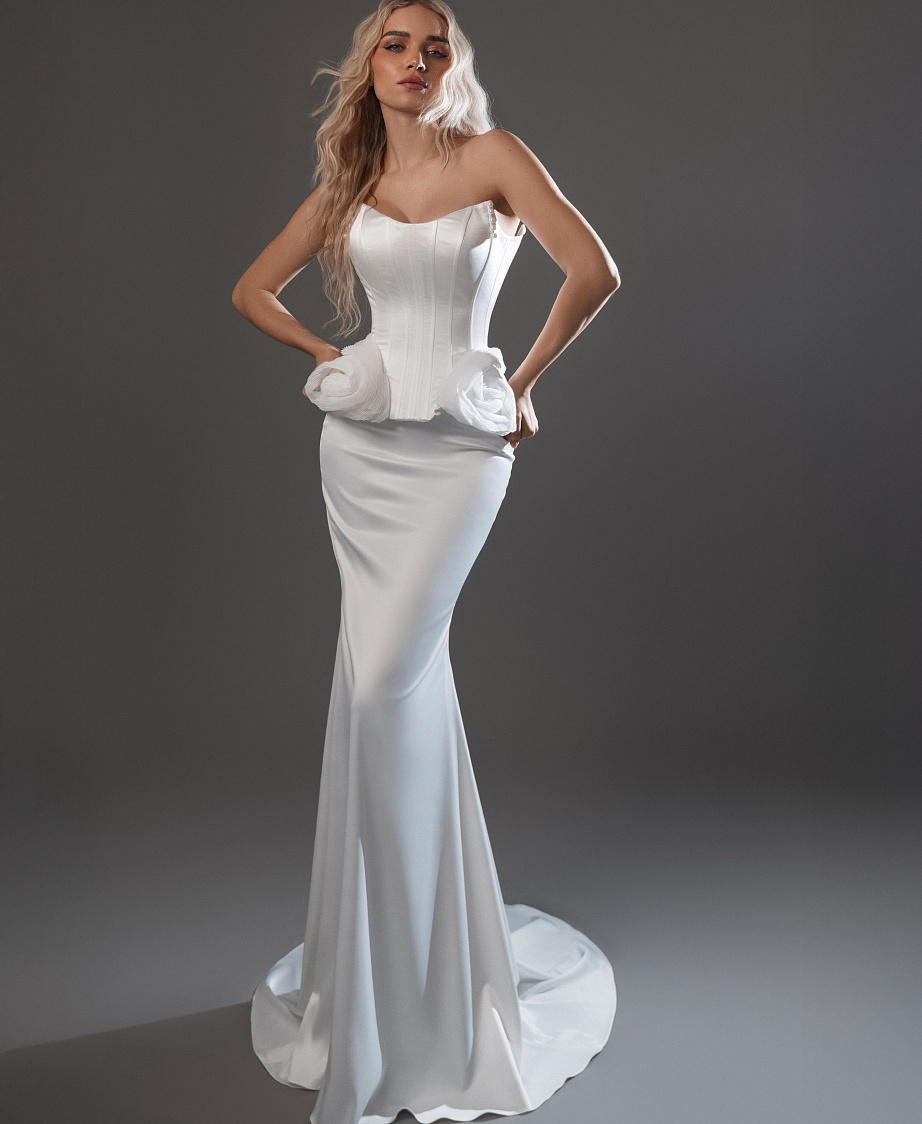 Атласный комплект c декором из дизайнерской ткани фото